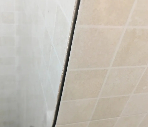 萨尔图瓷砖空鼓维修公司分享阳台瓷砖脱落的修复过程可以分为以下几个步骤