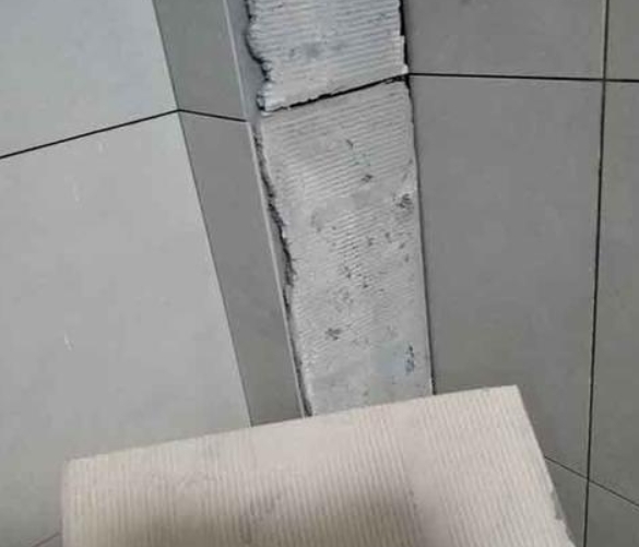 萨尔图瓷砖空鼓维修公司分享下厨房瓷砖脱落的补救措施。